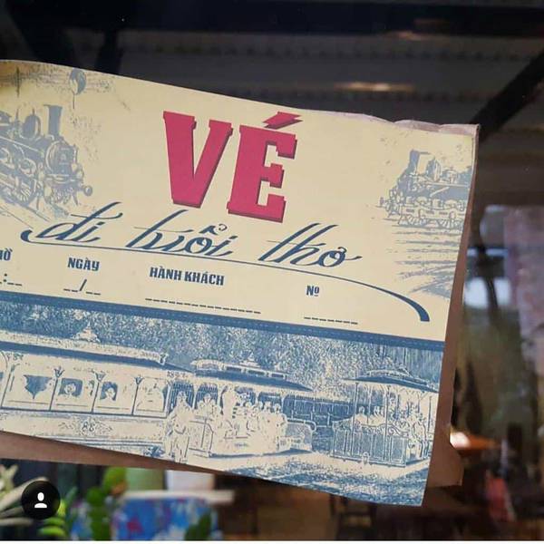 Tấm v&eacute; t&agrave;u hoả cổ điển với h&igrave;nh ảnh v&agrave; chữ viết tay, nền cảnh l&agrave; một toa t&agrave;u cũ kỹ.