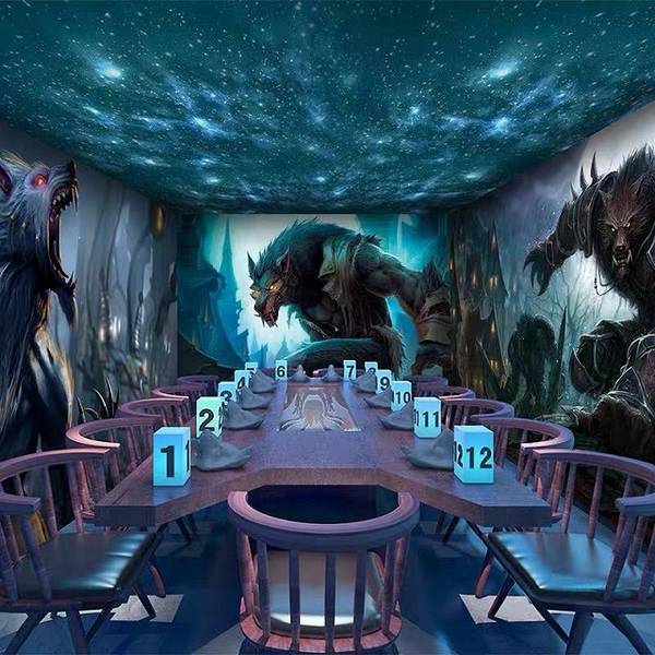 Ph&ograve;ng ăn với tranh tường h&igrave;nh người s&oacute;i, b&agrave;n d&agrave;i c&oacute; ghế, số chỗ ngồi v&agrave; &aacute;nh s&aacute;ng kỳ ảo tr&ecirc;n trần nh&agrave;.