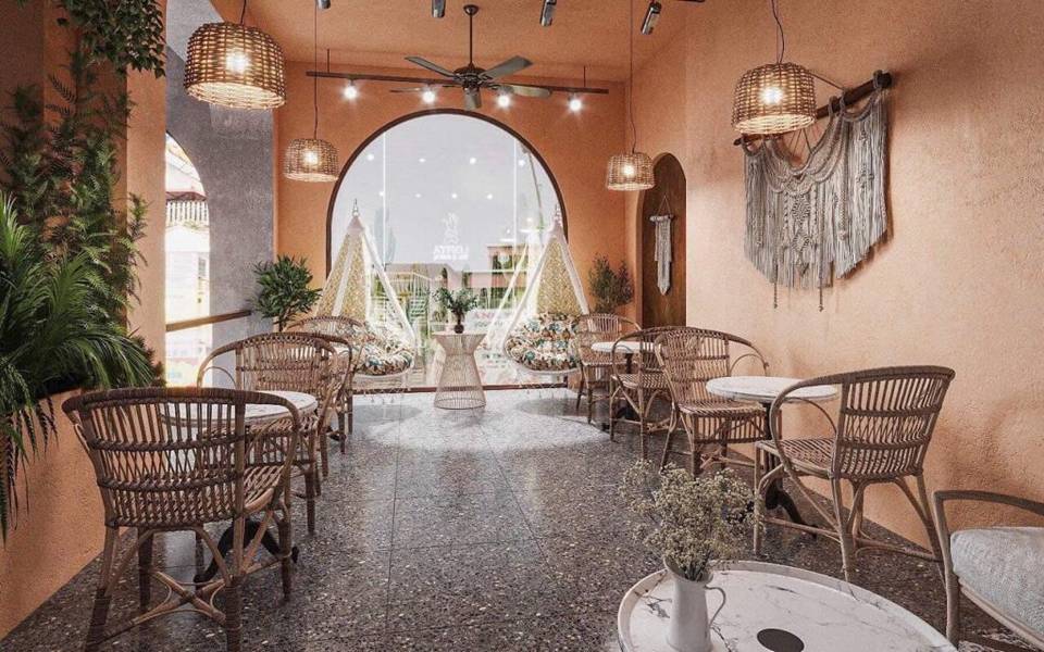 Qu&aacute;n c&agrave; ph&ecirc; trang tr&iacute; ấm c&uacute;ng, với b&agrave;n ghế m&acirc;y, c&acirc;y xanh v&agrave; đ&egrave;n treo, tạo kh&ocirc;ng gian thư gi&atilde;n v&agrave; thoải m&aacute;i.