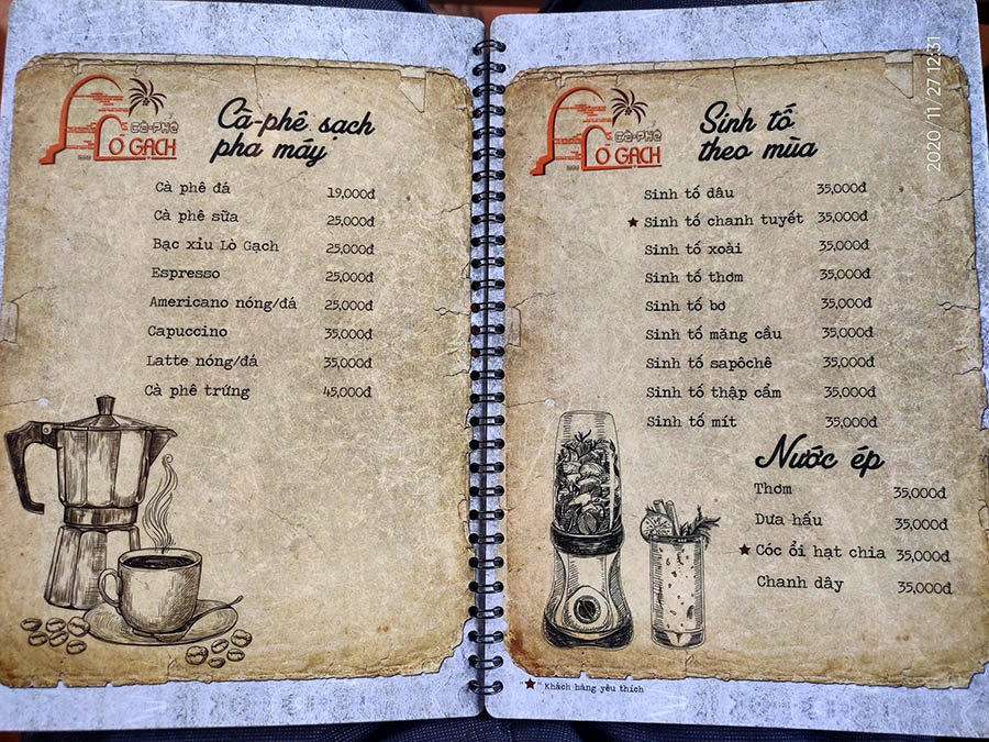 Thực đơn đồ uống với c&aacute;c loại c&agrave; ph&ecirc;, sinh tố v&agrave; nước &eacute;p, được tr&igrave;nh b&agrave;y tr&ecirc;n nền giấy cổ điển.