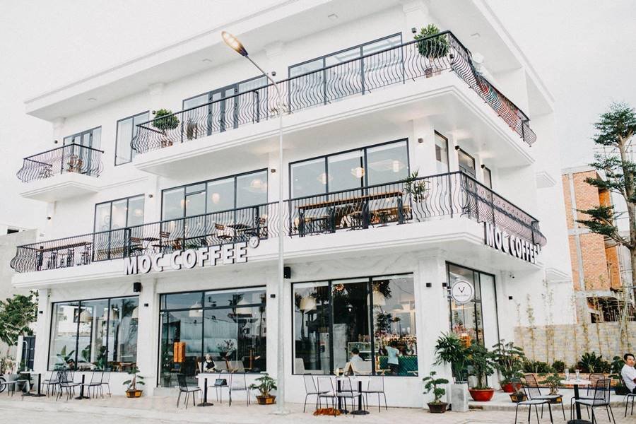 Quán cà phê hiện đại với kiến trúc 3 tầng, ban công rộng rãi và thương hiệu Mộc Coffee.