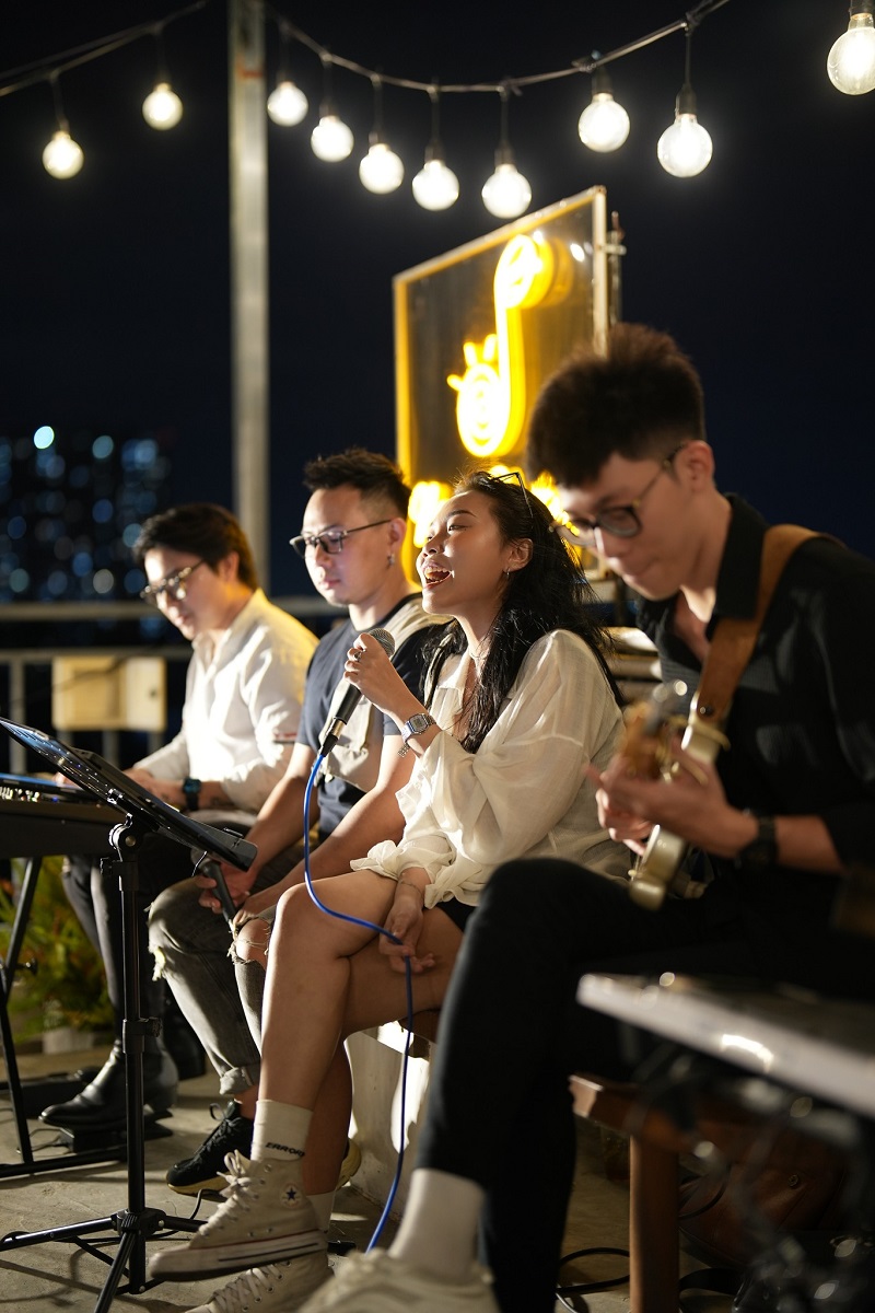 Nắng Rooftop Coffee, địa điểm ngắm hoàng hôn và nghe acoustic dịu êm 13