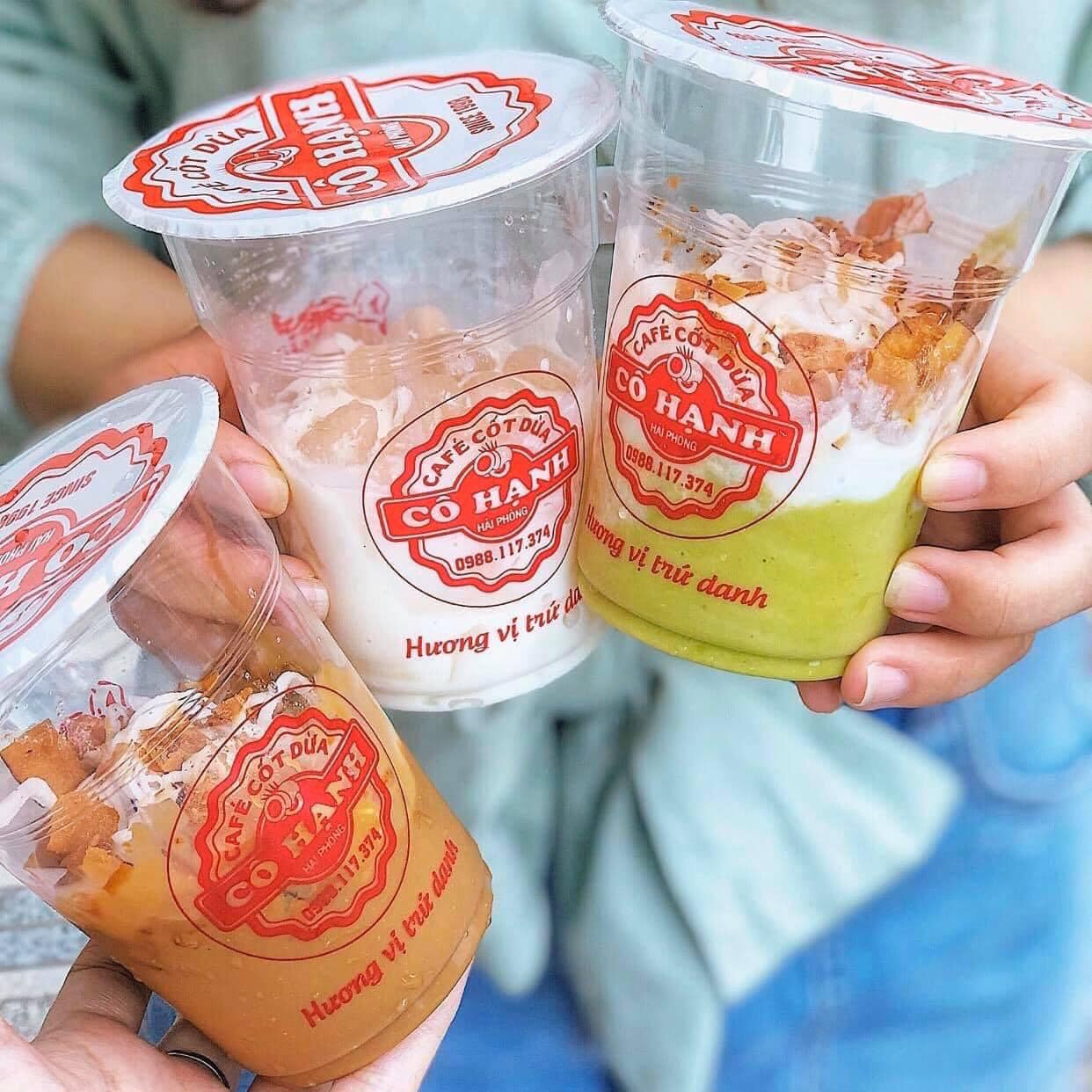 Ba cốc đồ uống với nhiều m&agrave;u sắc v&agrave; hương vị kh&aacute;c nhau, mỗi cốc c&oacute; d&aacute;n nh&atilde;n hiệu tr&ecirc;n nắp.