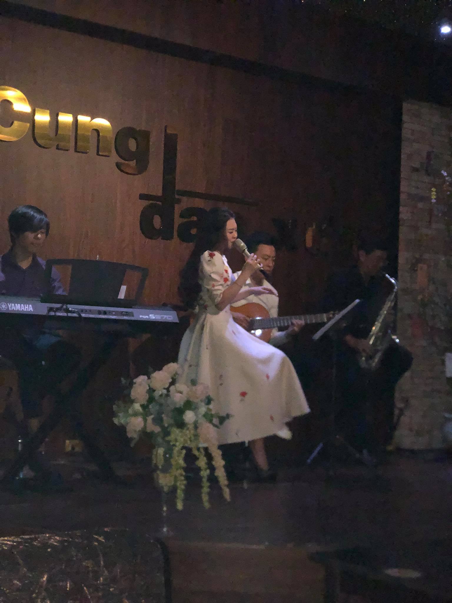 Ban nhạc biểu diễn tr&ecirc;n s&acirc;n khấu với một người h&aacute;t v&agrave; c&aacute;c nhạc c&ocirc;ng chơi piano, guitar v&agrave; saxophone.