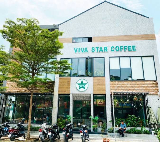 Mặt tiền qu&aacute;n c&agrave; ph&ecirc; hai tầng với biển hiệu "Viva Star Coffee", c&oacute; nhiều xe m&aacute;y đậu ph&iacute;a trước.