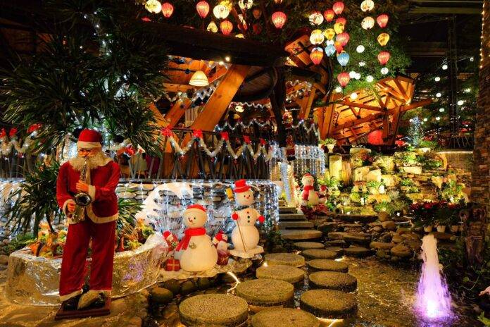 Khu vườn trang tr&iacute; Gi&aacute;ng sinh với tượng &ocirc;ng gi&agrave; Noel, người tuyết v&agrave; đ&egrave;n lồng nhiều m&agrave;u sắc, tạo kh&ocirc;ng kh&iacute; lễ hội.