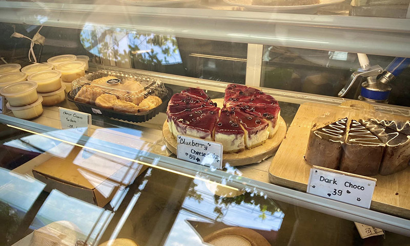 Tủ b&aacute;nh với nhiều loại b&aacute;nh ngọt như cheesecake việt quất, b&aacute;nh s&ocirc; c&ocirc; la v&agrave; c&aacute;c m&oacute;n tr&aacute;ng miệng kh&aacute;c.