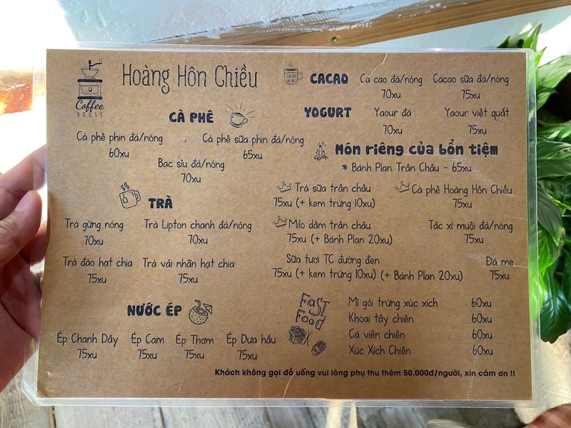 Thực đơn đồ uống v&agrave; đồ ăn nhẹ, bao gồm c&agrave; ph&ecirc;, tr&agrave;, nước &eacute;p, cacao, yogurt v&agrave; c&aacute;c m&oacute;n ri&ecirc;ng của qu&aacute;n.