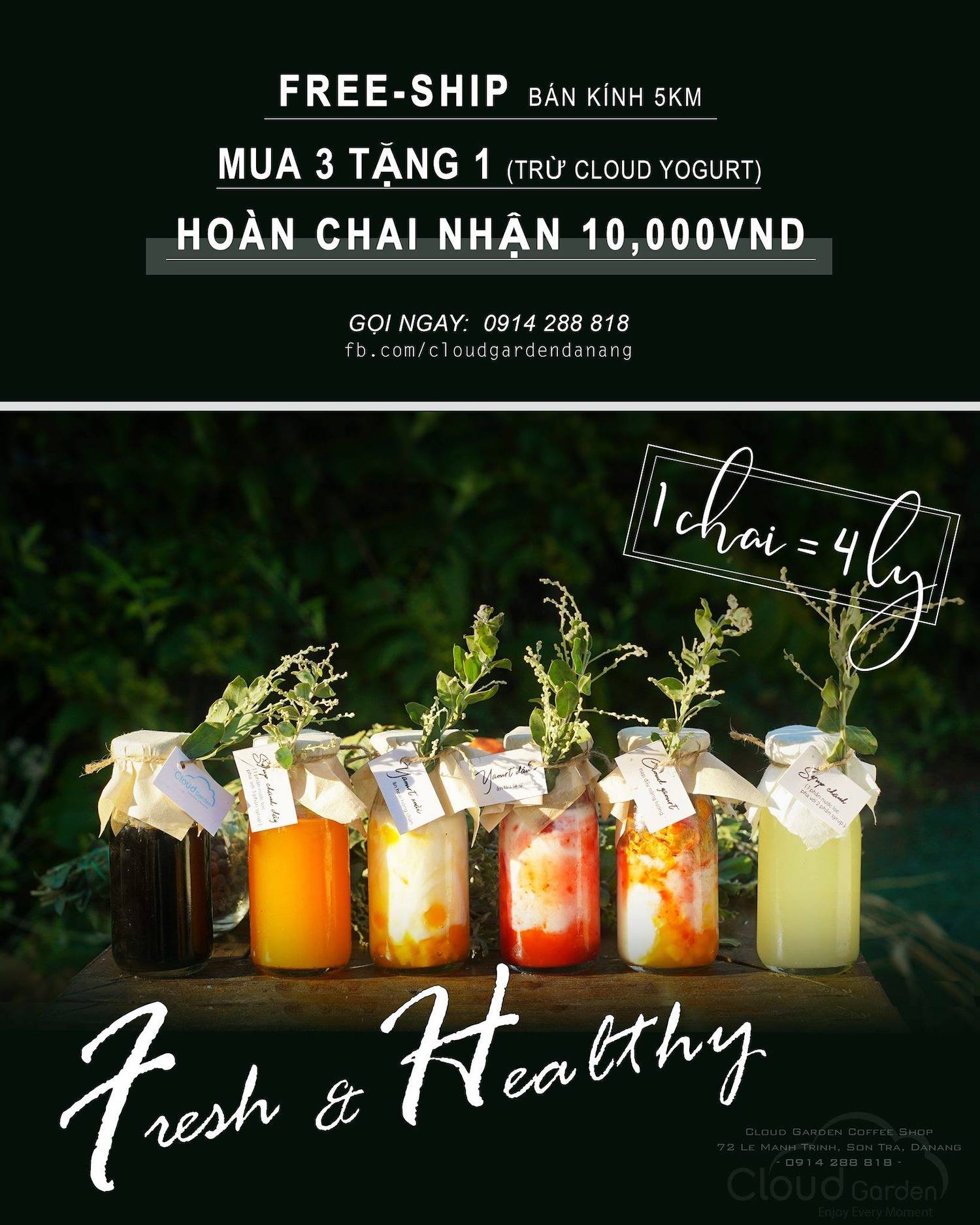 C&aacute;c chai nước tr&aacute;i c&acirc;y đa dạng, trang tr&iacute; bằng c&agrave;nh c&acirc;y nhỏ, xếp h&agrave;ng tr&ecirc;n b&agrave;n gỗ ngo&agrave;i trời.