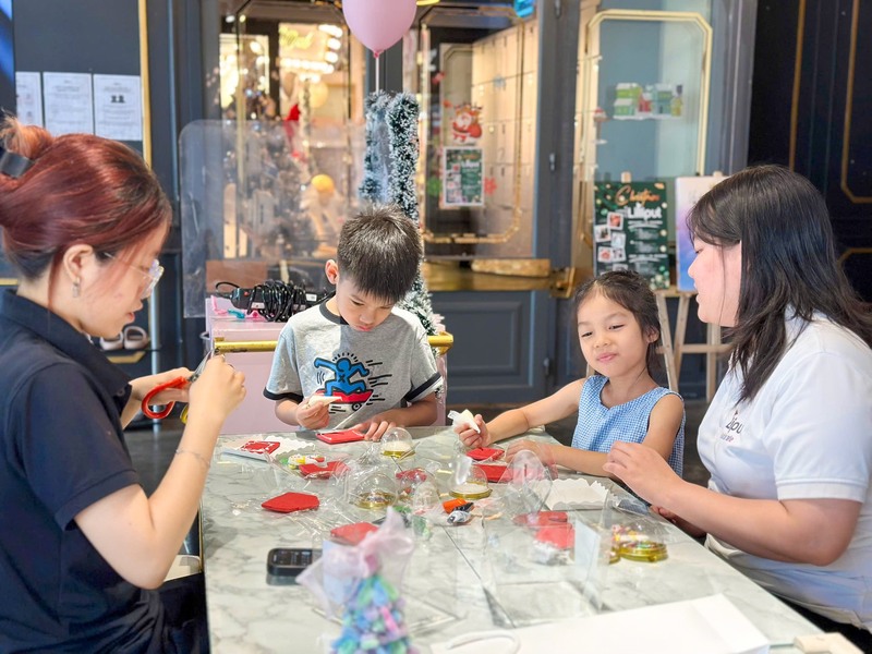 C&aacute;c em nhỏ đang tham gia hoạt động thủ c&ocirc;ng tại một b&agrave;n trong kh&ocirc;ng gian s&aacute;ng tạo.