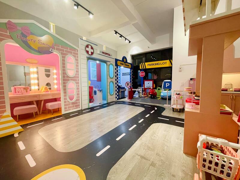 Khu vui chơi trẻ em trong nh&agrave; với c&aacute;c m&ocirc; h&igrave;nh tiệm l&agrave;m đẹp, bệnh viện, tiệm sửa xe v&agrave; b&atilde;i đỗ xe.