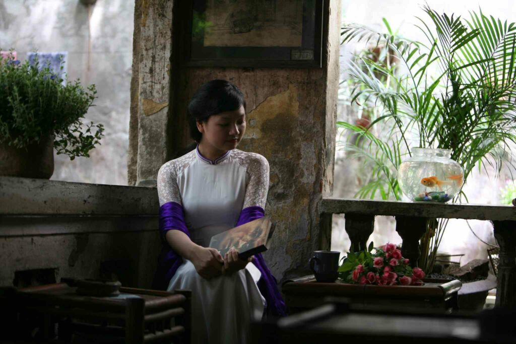 Khám Phá Cà Phê Cuối Ngõ Cầu Giấy: Nét Bình Yên Giữa Lòng Hà Nội Náo Nhiệt 10 Bức tường nhuốm màu theo thời gian