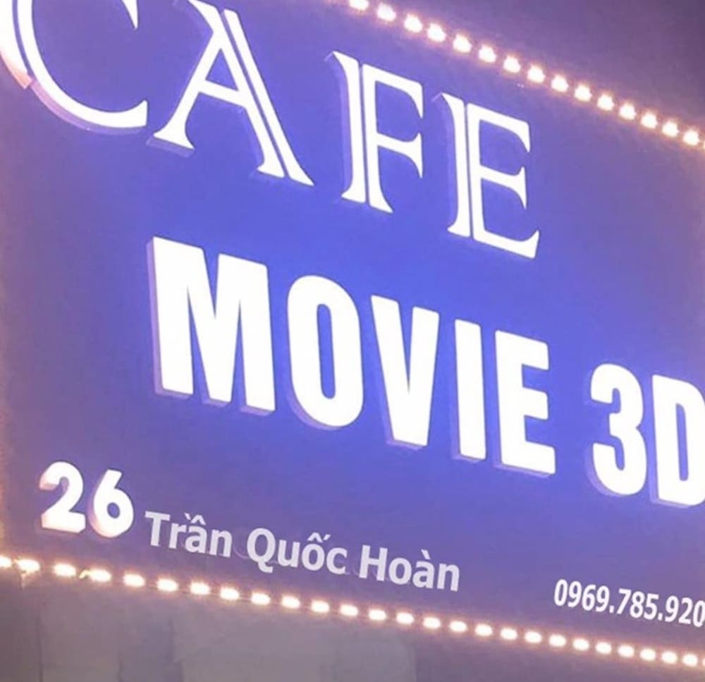 Top 9 Quán Cafe Phim Cầu Giấy Đáng Thử: Thưởng Thức Phim Hay, Cà Phê Ngon 19 Biển hiệu quán cafe chiếu phim 3D với địa chỉ và số điện thoại trên nền xanh.