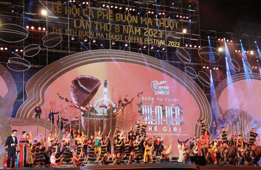 Khám Phá Lễ Hội Cà Phê Buôn Ma Thuột: Nơi Tinh Hoa Cà Phê Tụ Hội 3 Lễ hội Cà phê Buôn Ma Thuột 2023 với màn biểu diễn sôi động trên sân khấu lớn, thu hút hàng nghìn khán giả.