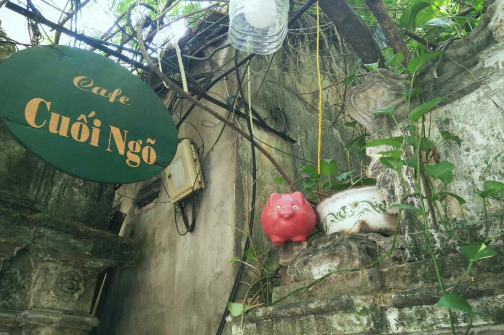 Khám Phá Cà Phê Cuối Ngõ Cầu Giấy: Nét Bình Yên Giữa Lòng Hà Nội Náo Nhiệt 4 Bảng hiệu nhỏ của Cafe Cuối Ngõ