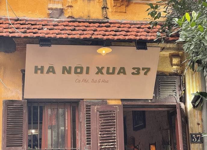 Quán cà phê Hà Nội Xưa 37, phong cách cổ điển, biển hiệu trên nền tường vàng, cửa sổ chớp gỗ.