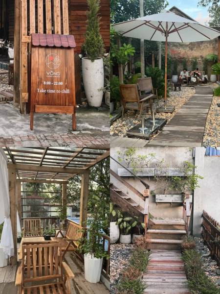 Qu&aacute;n c&agrave; ph&ecirc; ngo&agrave;i trời với b&agrave;n ghế gỗ, &ocirc; che nắng, c&acirc;y xanh v&agrave; lối đi l&aacute;t đ&aacute;.