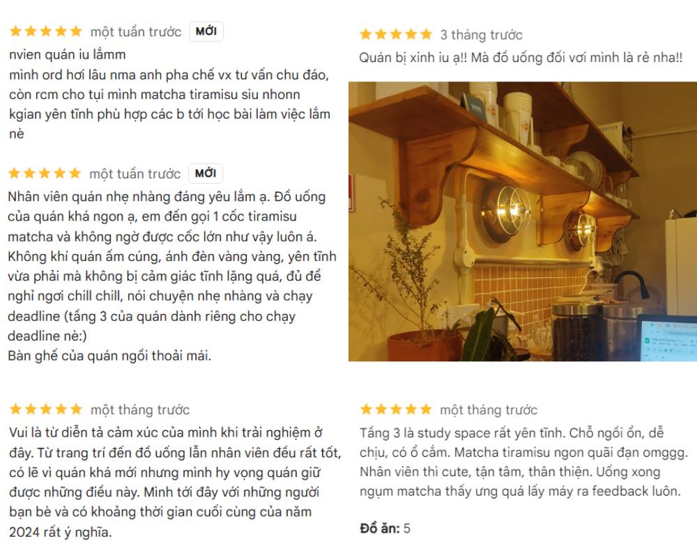 Khám Phá 12+ Quán Cafe Đẹp Ở Tây Sơn Với Đồ Uống Ngon 23 Các đánh giá khách hàng về quán cà phê với hình ảnh kệ gỗ và ánh sáng ấm áp.
