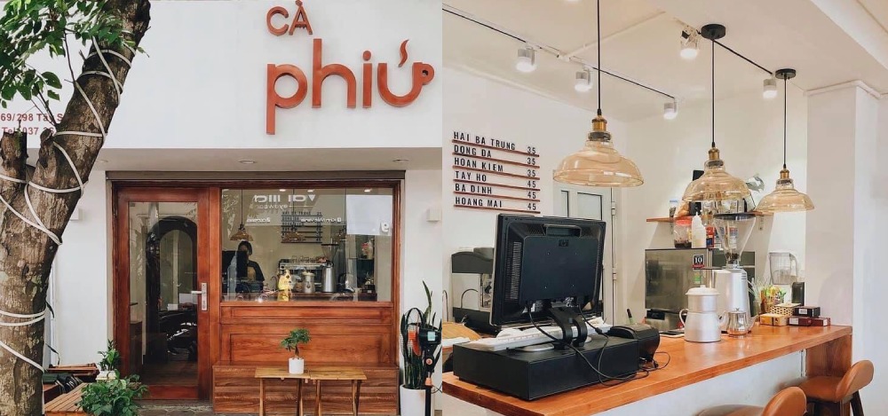 Khám Phá 12+ Quán Cafe Đẹp Ở Tây Sơn Với Đồ Uống Ngon 24 Quán cà phê với mặt tiền gỗ, biển hiệu, cây xanh bên ngoài và quầy pha chế với đèn treo bên trong.