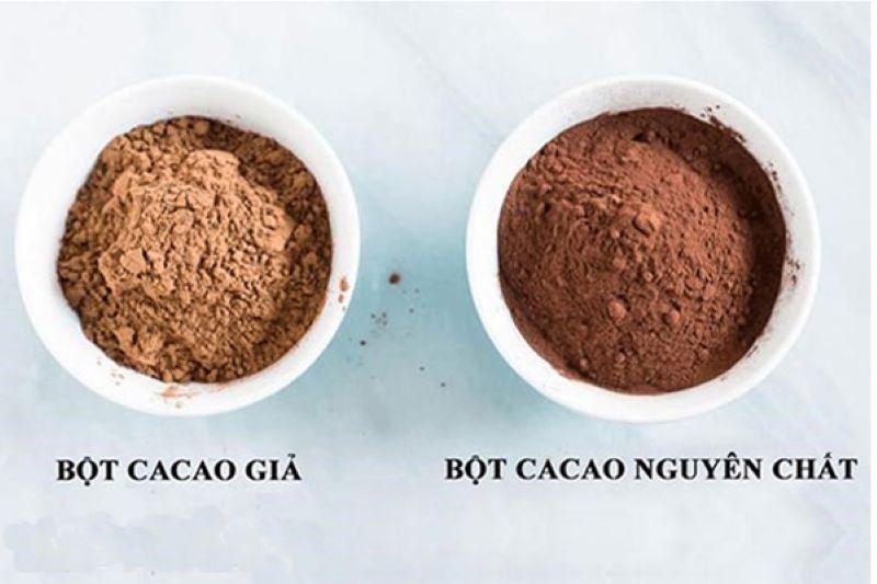 Hai bát chứa bột cacao khác nhau, một loại được ghi là giả, một loại là nguyên chất.
