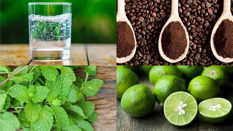 Cốc nước, bột c&agrave; ph&ecirc; trong muỗng, l&aacute; bạc h&agrave;, v&agrave; chanh tươi tr&ecirc;n bề mặt gỗ.