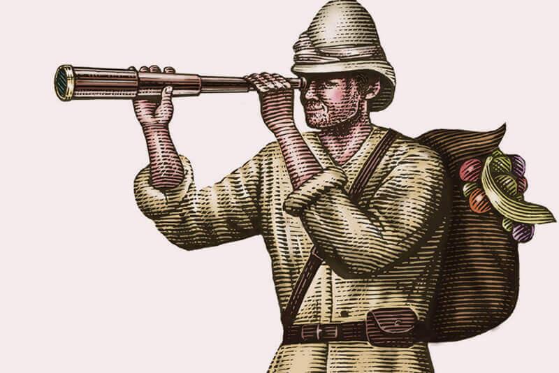 ca-phe-typica-4 Người đội mũ cầm kính viễn vọng, mặc quần áo thám hiểm và mang ba lô chứa trái cây.