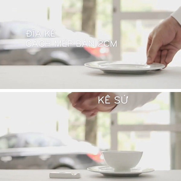 Người đặt đĩa sứ trên bàn, cách mép bàn 2cm, sau đó đặt chén lên đĩa, có chữ "kê sứ".