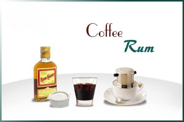 Chai rượu rum, cốc c&agrave; ph&ecirc;, phin c&agrave; ph&ecirc; v&agrave; b&aacute;t nhỏ tr&ecirc;n nền trắng với chữ "Coffee Rum".