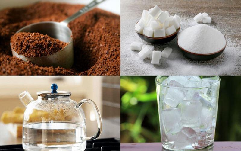 Cà phê, đường, nước sôi trong ấm và ly đá lạnh được sắp xếp cạnh nhau.