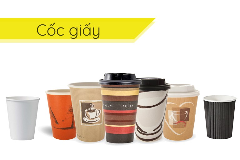 Các cốc giấy với nhiều kiểu dáng và màu sắc khác nhau, được xếp hàng trên nền trắng.