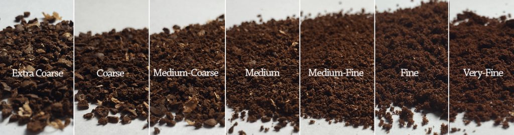 Bảy mẫu cà phê xay với kích thước khác nhau từ thô đến mịn, mỗi mẫu có nhãn phân loại riêng.