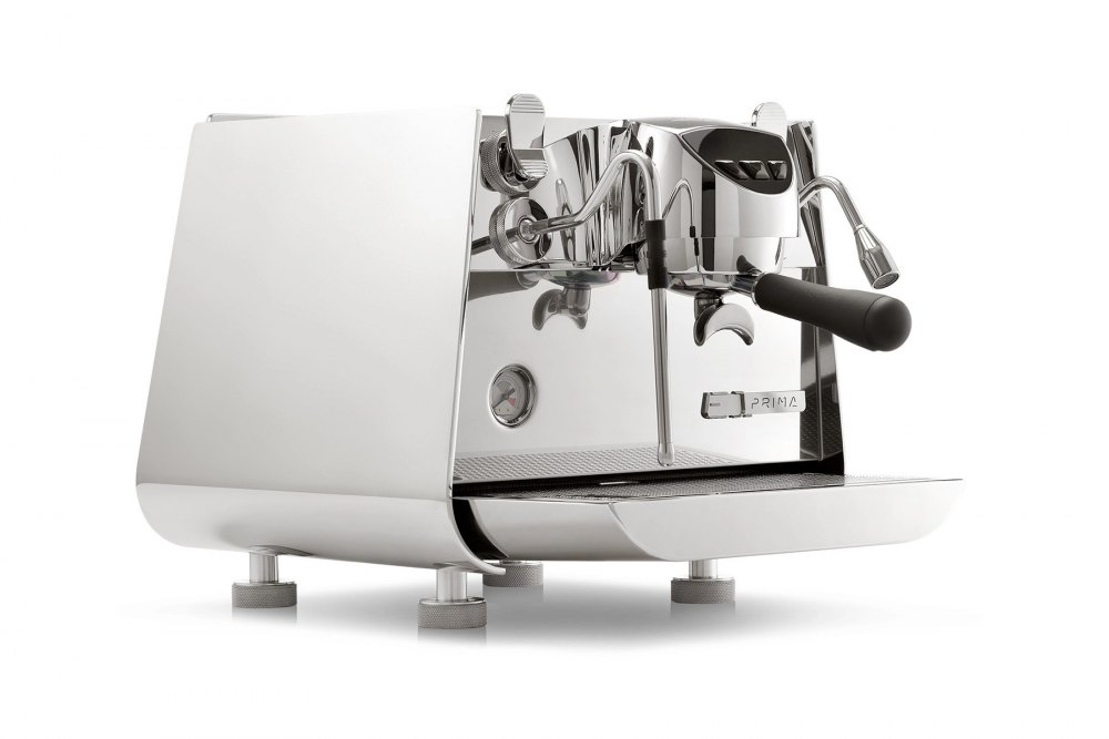 Máy pha cà phê espresso bằng kim loại sáng bóng với tay cầm màu đen và đồng hồ đo áp suất.