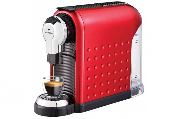 Máy pha cà phê màu đỏ đang pha một tách espresso, kèm theo bình chứa nước trong suốt phía sau.