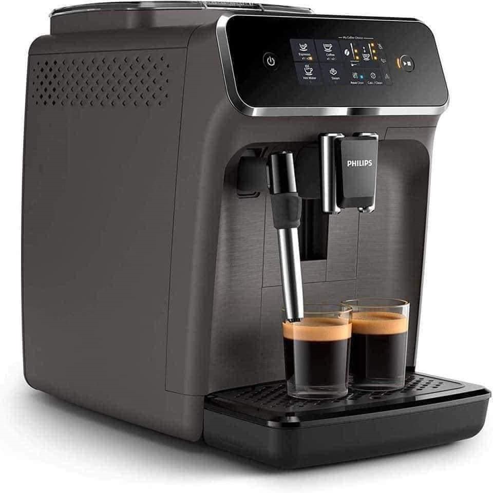 Máy pha cà phê tự động với màn hình cảm ứng, hai ly cà phê espresso đang được pha chế.