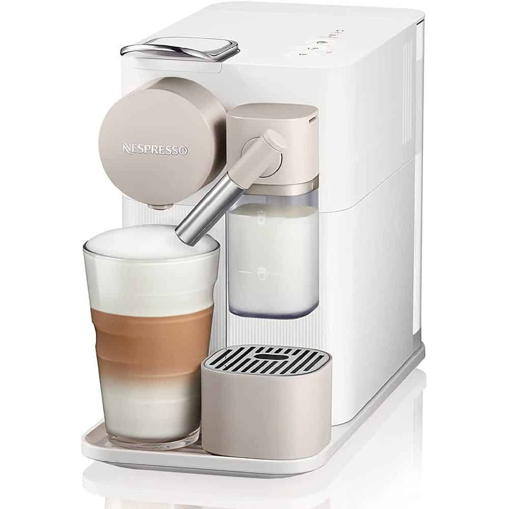 Máy pha cà phê màu trắng với ly cà phê sữa bọt, có bình chứa sữa và vòi đánh sữa.