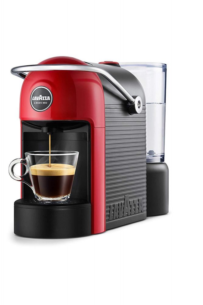 Máy pha cà phê màu đỏ đang hoạt động, rót cà phê espresso vào cốc thủy tinh trong suốt.