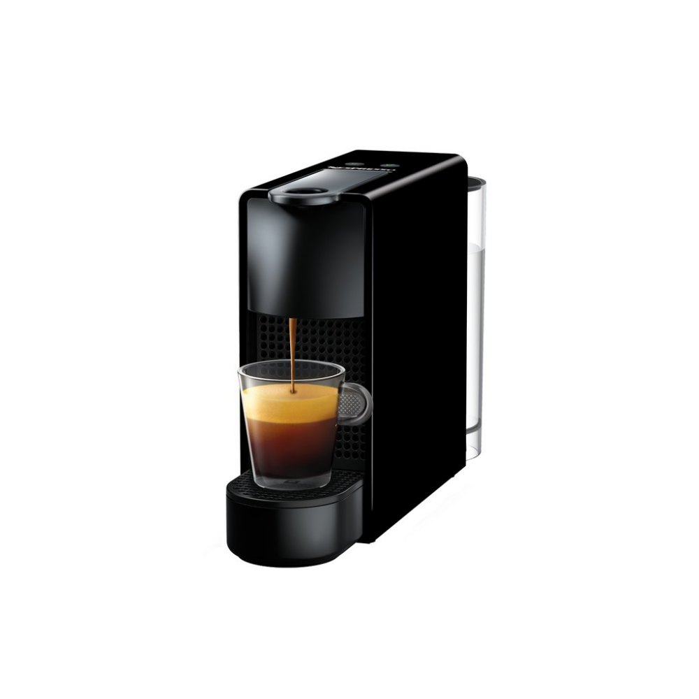 Máy pha cà phê nhỏ gọn màu đen đang pha cà phê espresso vào ly thủy tinh trong suốt.