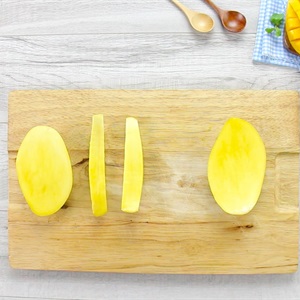 C&aacute;c l&aacute;t xo&agrave;i được cắt v&agrave; sắp xếp tr&ecirc;n thớt gỗ, c&oacute; một phần xo&agrave;i chưa cắt ở g&oacute;c phải.