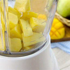 M&aacute;y xay sinh tố chứa đầy miếng xo&agrave;i cắt nhỏ, chuẩn bị để xay th&agrave;nh sinh tố.