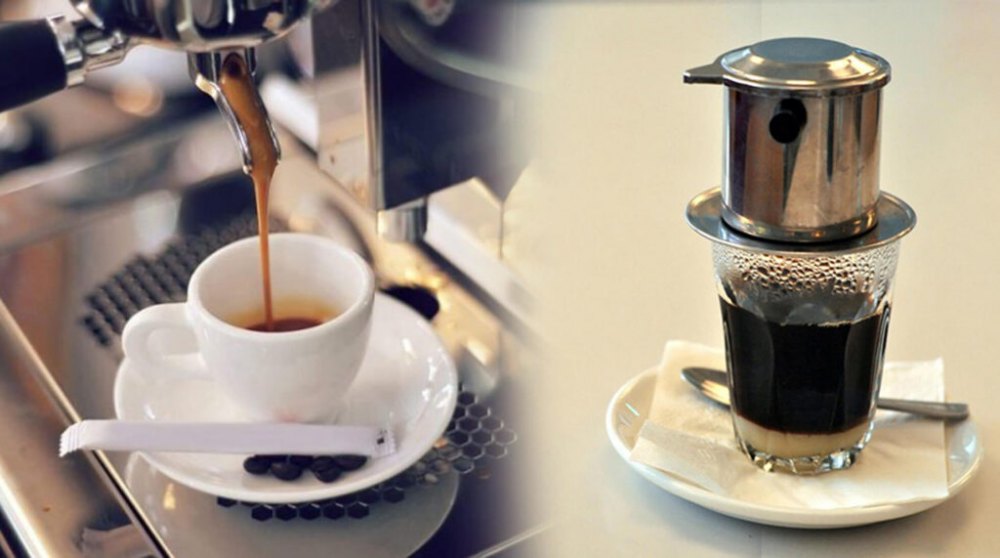 so-sanh-ca-phe-pha-may-va-ca-phe-pha-phin Máy pha cà phê espresso và cà phê phin Việt Nam trên đĩa trắng, cạnh nhau trên bàn.