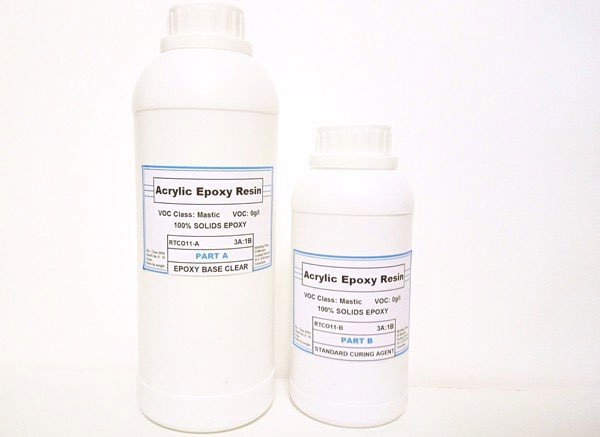 Hai chai nhựa trắng chứa nhựa epoxy acrylic, có nhãn ghi thông tin sản phẩm và hướng dẫn sử dụng.