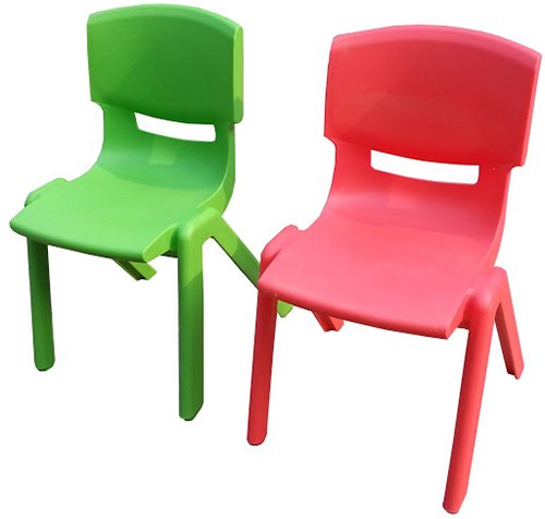 Hai chiếc ghế nhựa màu xanh lá cây và màu đỏ đặt cạnh nhau trên nền trắng.