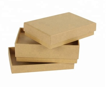 Ba hộp giấy m&agrave;u n&acirc;u xếp chồng l&ecirc;n nhau, một hộp mở nắp, nền trắng.