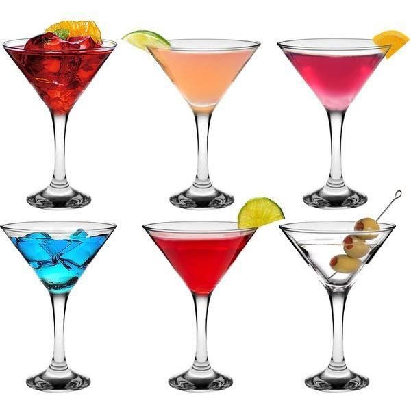 S&aacute;u ly cocktail đủ m&agrave;u sắc đặt tr&ecirc;n nền trắng, mỗi ly trang tr&iacute; bằng tr&aacute;i c&acirc;y hoặc &ocirc;liu.