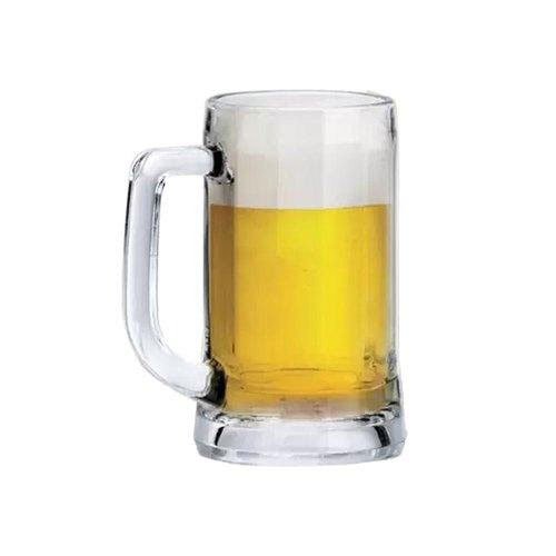 Cốc thủy tinh chứa đầy đồ uống m&agrave;u v&agrave;ng, c&oacute; tay cầm b&ecirc;n tr&aacute;i, đặt tr&ecirc;n nền trắng.