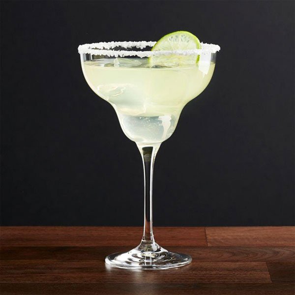 Ly cocktail margarita với l&aacute;t chanh v&agrave; viền muối tr&ecirc;n nền gỗ, nền đen.