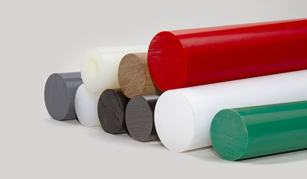 Các thanh nhựa tròn nhiều màu sắc xếp chồng lên nhau trên nền trắng.