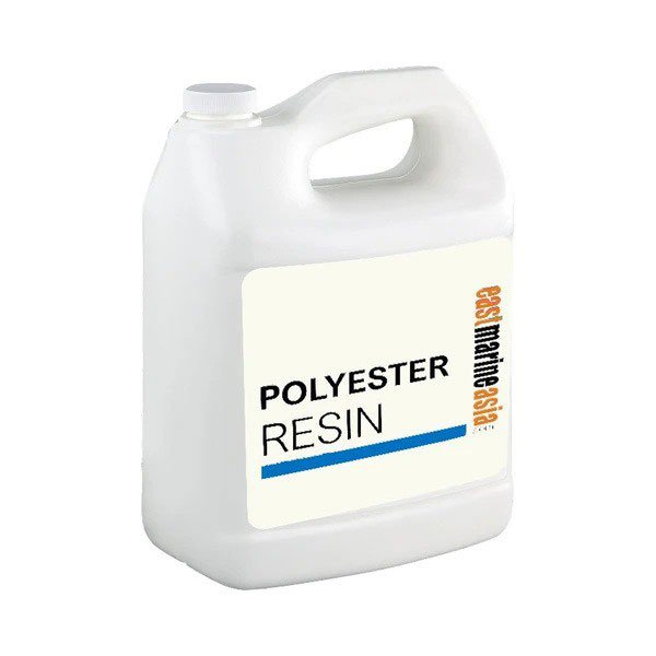 Can nhựa trắng có nhãn đề "Polyester Resin" và logo thương hiệu, được dùng để chứa nhựa polyester.