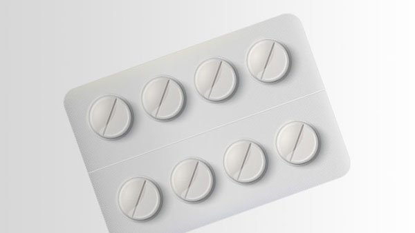 Vỉ thuốc gồm tám viên nén trắng, mỗi viên có đường rãnh chia đôi, đặt trên nền trắng.