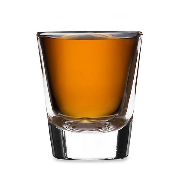 Ly thủy tinh chứa chất lỏng m&agrave;u n&acirc;u, đặt tr&ecirc;n nền trắng.